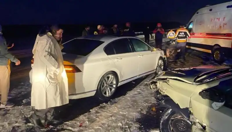 Aksaray'da Zincirleme Trafik Kazası: 15 Yaralı ve Tedirgin Gözler