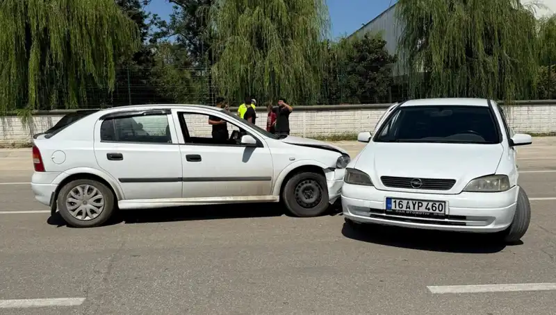 İki Araç Çarpıştı: Kazada İki Kişi Yaralandı, Ayrıntılar Şoke Etti