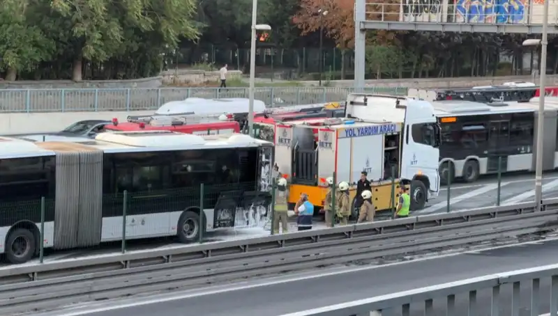 İstanbul Metrobüs Yangını: Trafikte Çile Dolu Anlar!