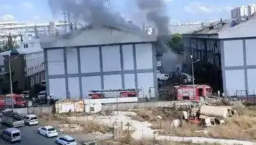 Başakşehir Sanayi Sitesinde Korkutan Yangın: Ekipler Olay Yerinde