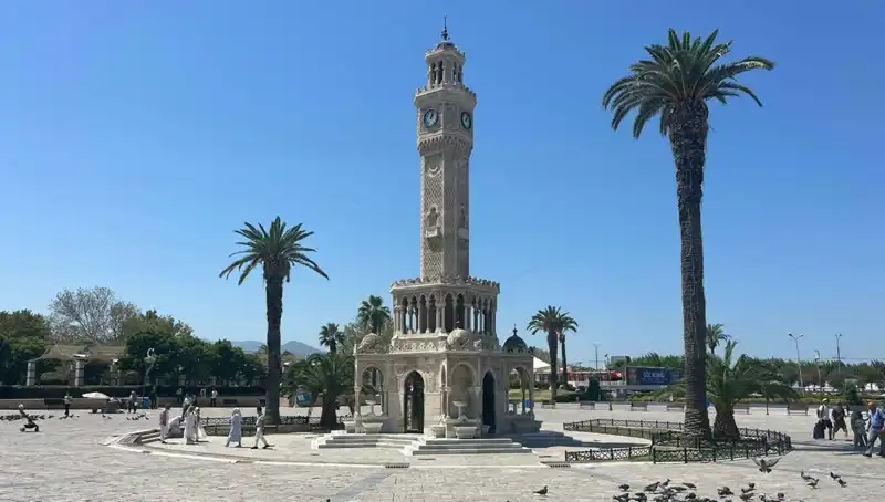 İzmir’in Kavurucu Sıcakları: Kalabalık Meydanlar Terk Edildi