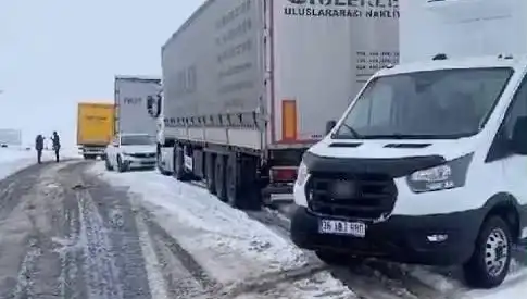 Kars-Ardahan Karayolu'nda Kar Yağışı TIR'ları Kara Sapladı: Seyahat Edenler Dikkat!