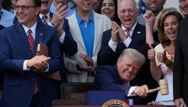 Trump, "Büyük, Güzel Yasa Tasarısı"nı İmzaladı: Ekonomik Dönüşümün Kapıları Açılıyor