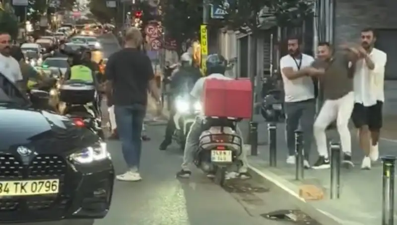 Nişantaşı’nda Yol Verme Tartışması Büyüyor: Kadın Sopayla Tehdit Edildi