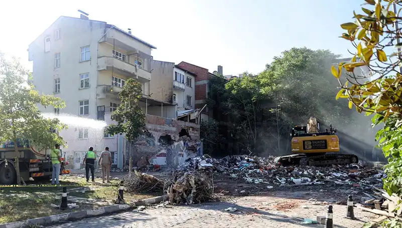 Sındırgı'da Deprem Sarsıntıları Devam Ediyor: Oluşan Korku Hızla Yayılıyor