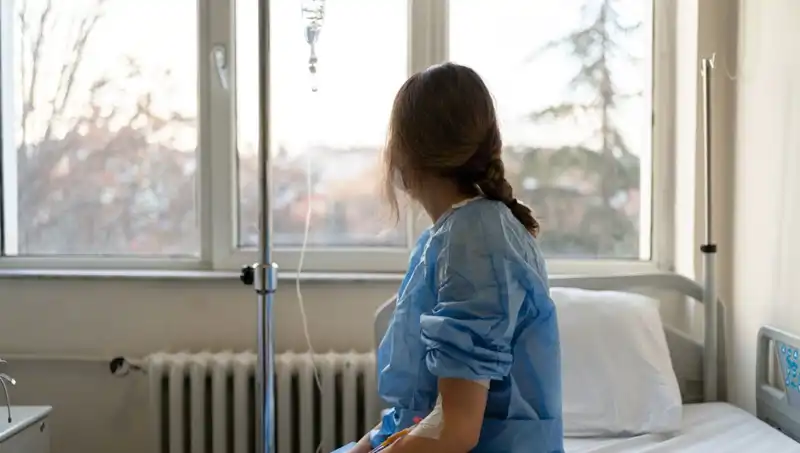 27 Yaşındaki Kadının Şok Edici Mücadelesi: Doktorlar "Ciddi Değil" Dedi, Meme Kanseri Çıktı