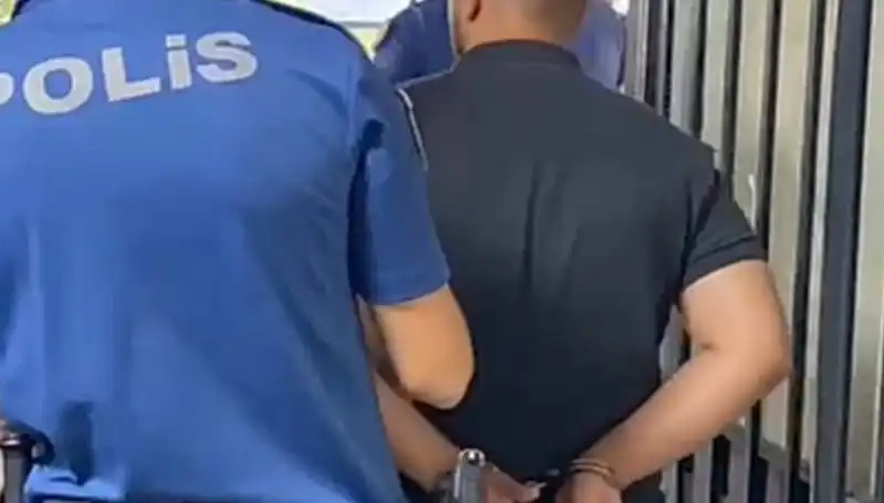 İzmir’de Polise Saldıran Şahıs Hızla Yakalandı: Tutuklama Süreci Başladı