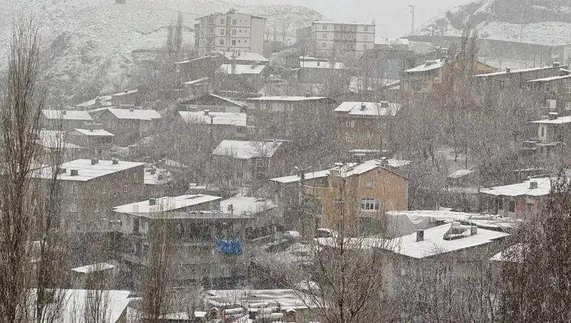 Hakkari'de Nisan Ayında Yağan Kar, Bahar Havasını Esir Aldı