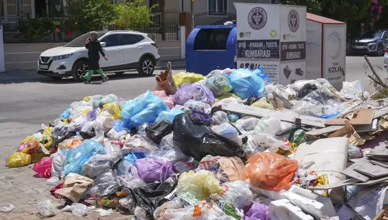 İzmir’de Çöp Yığınları Krizi: Şehirdeki Temizlik İşleri Tarih Mi Oluyor?