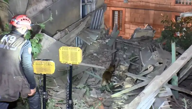 İstanbul'daki Deprem Sonrası Hasar Alan Bina Çöktü: Vatandaşlar Tedirgin