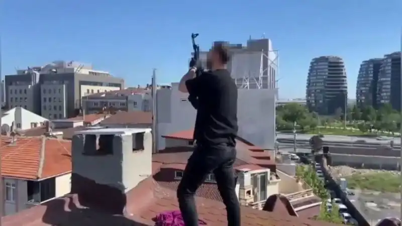 İstanbul’da Şaşkınlık Yaratan Operasyon: Çatıya Kaçan Şüpheliler Bacadan AK-47 ile Çıktı!