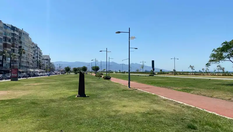 İzmir'de Sıcaklık Rekoru Kırıldı: Kordon Boş Kaldı, Halk Evsiz Kalacak mı?