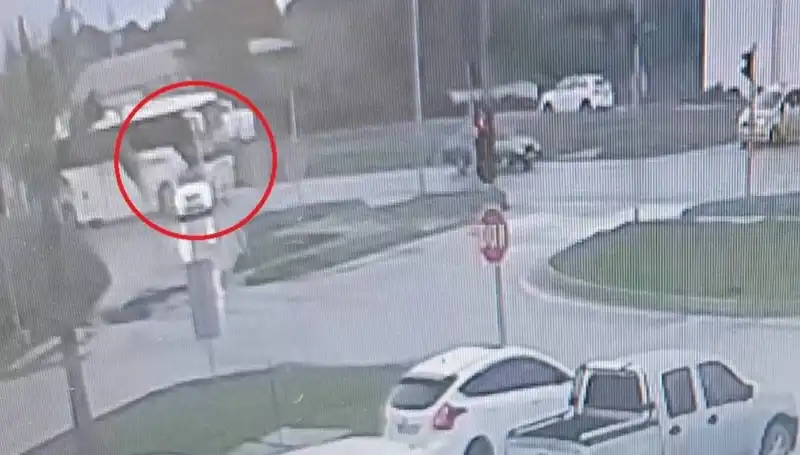 Yolcu Otobüsü Kırmızı Işıkta Durmuş Araçlara Çarptı: Olayın Ayrıntıları