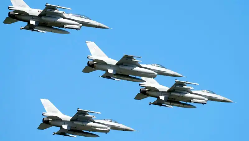 ABD, Ukraynalı Pilotlar için 310 Milyon Dolarlık F-16 Eğitim Programı Başlatıyor