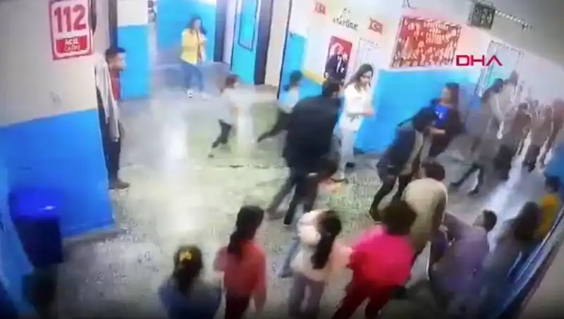 Bayılan Öğrenciyi Müdür Yardımcısı Anında Kurtardı!