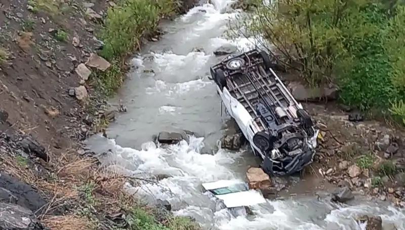 Hakkari’de Minibüs Devrildi: Can Pazarı Yaşandı, İki Kişi Hayatını Kaybetti