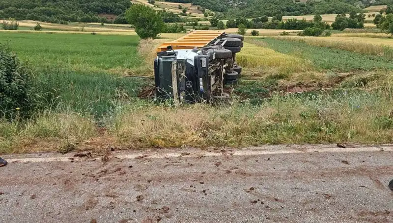 Tokat'ta Devrilen Kamyon Kazasında Şoför Hayatını Kaybetti, Olayın Ayrıntıları Şok Edici