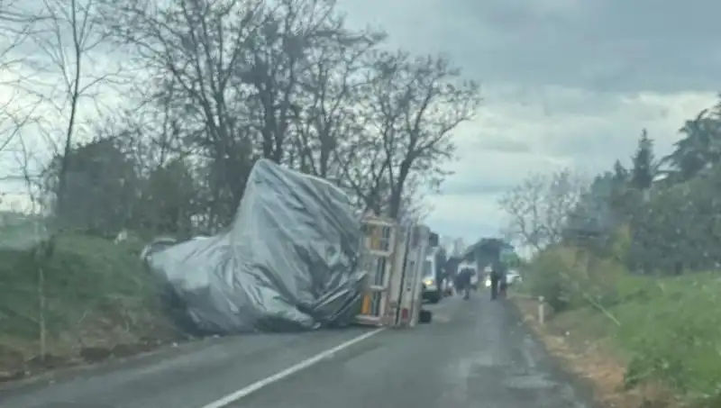 Tekirdağ’da Saman Yüklü TIR Devrildi: Yolda Korku Dolu Anlar