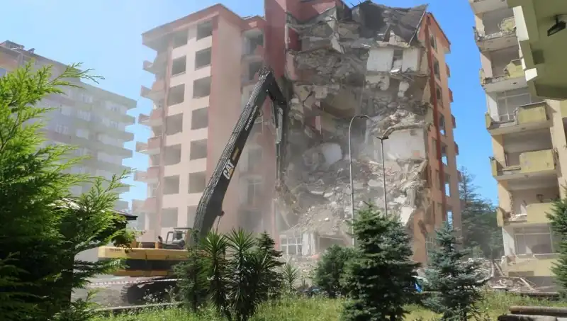 Depremsiz Fırtına: Dalgaların Çarpması Sonucu İki Bina Yıkılıyor!
