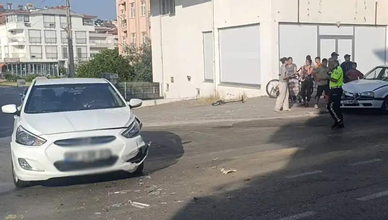 Antalya'da Kaza: İki Otomobil Çarpıştı, Trafik Kilitlendi