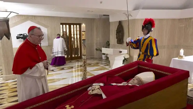 Papa’nın Tabutuyla İlgili Şok Edici Fotoğraflar Yayınlandı!