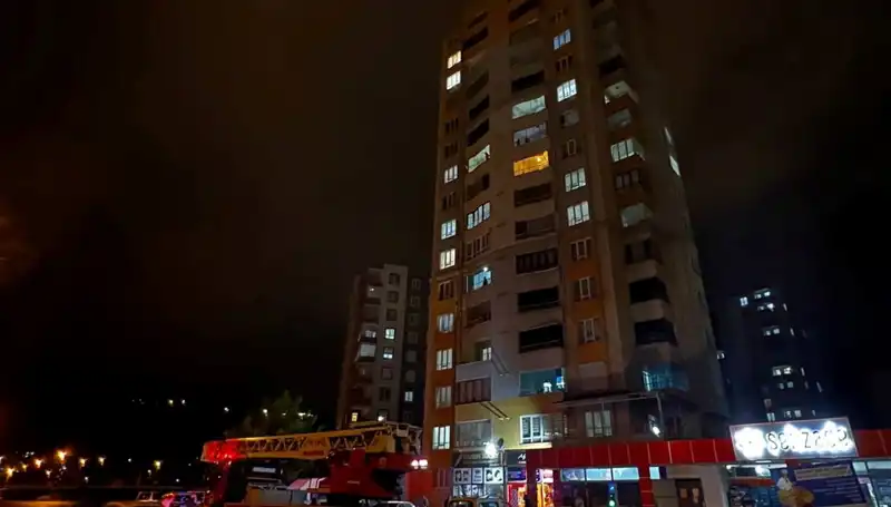 Yıldırım Düşmesi Apartman Çatısında Şok Yarattı: Detaylar İçin Tıklayın!