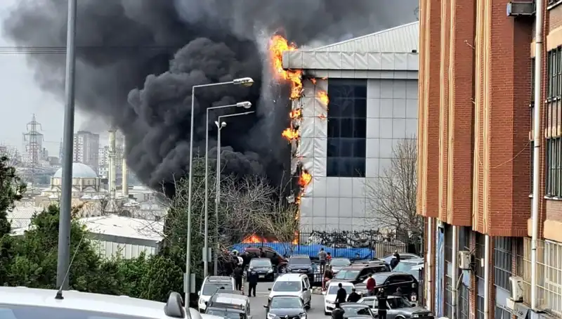 Başakşehir Sanayi Sitesinde Yangın Korkuttu: Ekipler Hızla Müdahale Etti
