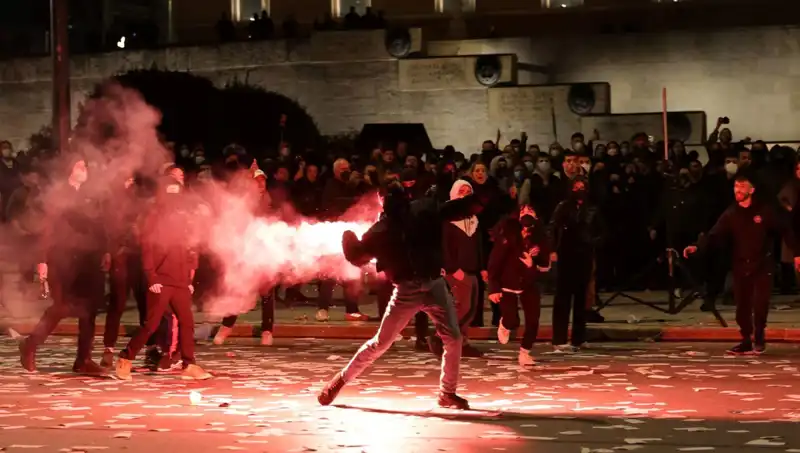 Yunanistan'da Hükümete Gensoru: Atina Sokakları Şiddetli Protestolarla Çalkalanıyor