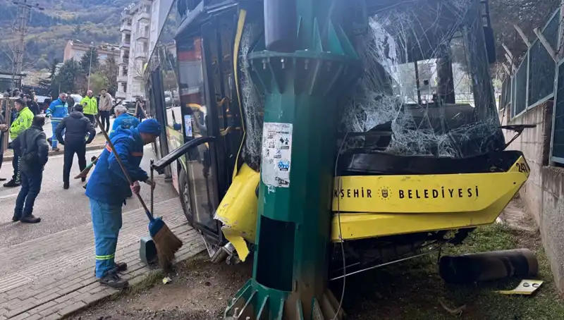Bursa’da belediye otobüsü kaza yaptı: 8 yaralı, otoyolda büyük panik!