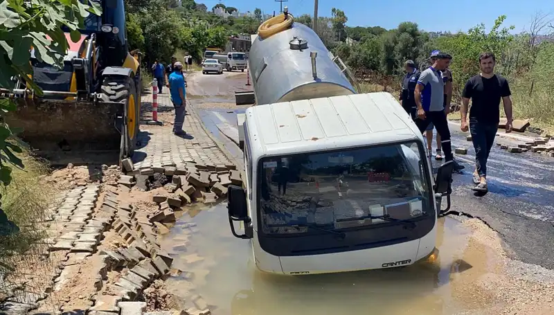 Bodrum'da Su Hattı Patladı, Tanker Çukura Düşerek Etrafta Paniğe Neden Oldu