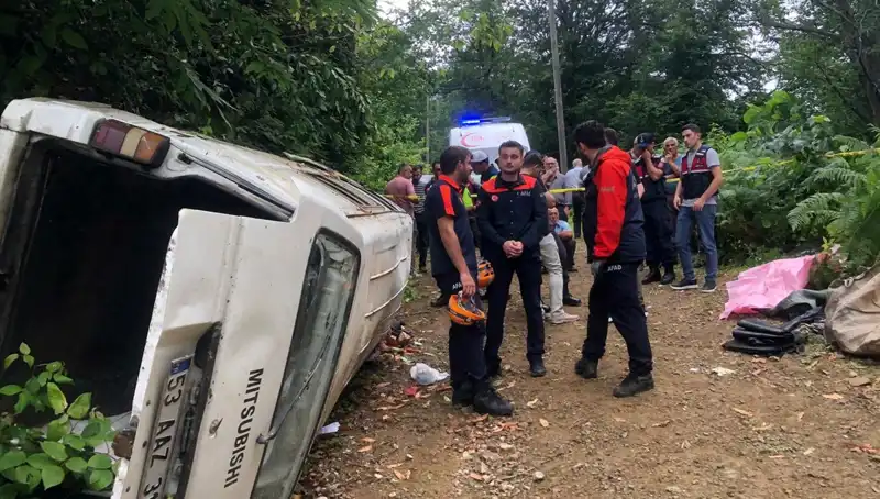Rize'de Minibüs Kazası: Yamaçtan Yuvarlanan Araçta İki Can Kaybı