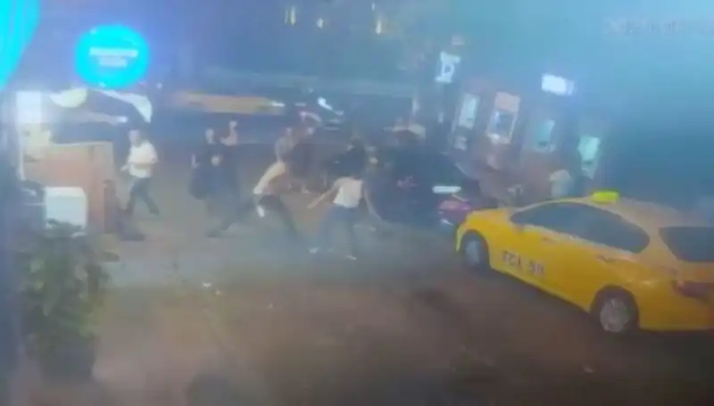 Beyoğlu'nda Kanlı Kavga: Laf Atma Aniden Büyüdü