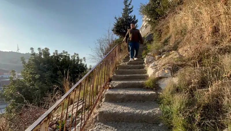 Uçurumun Kenarındaki Evler: Eşsiz Manzaralar ve Zorlu Erişim
