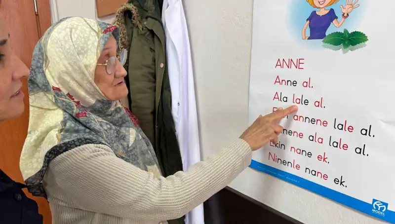 65 Yaşındaki Ayşe Teyze, Okuma Yazma Heyecanı ile Hayallerini Gerçekleştiriyor