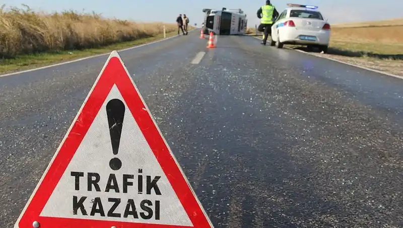 Otomobil Servis Minibüsüne Çarptı: Altı Çocukla Birlikte Sekiz Yaralı