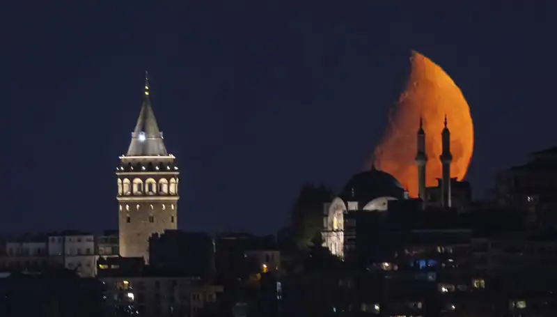 İstanbul’da Yarım Ay Gökyüzünü Aydınlatırken Tarih Tekrar Yaşandı