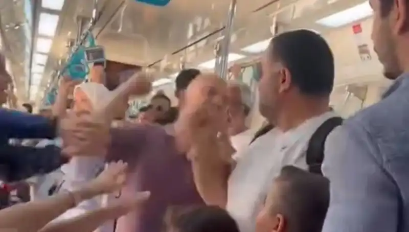 Marmaray'da Dehşet Verici Yumruklu Kavga: Yolcular Şoke Oldu