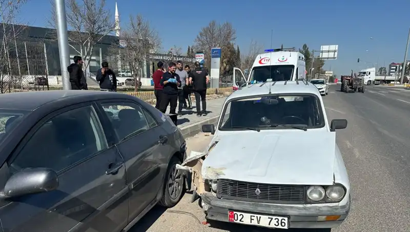Park Halindeki Araca Çarpan Otomobilde Şok Edici Kaza: 1 Yaralı