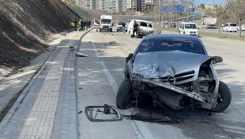 Otomobil ve Minibüs Çarpışması: Kazada Tüyler Ürperten Sonuç