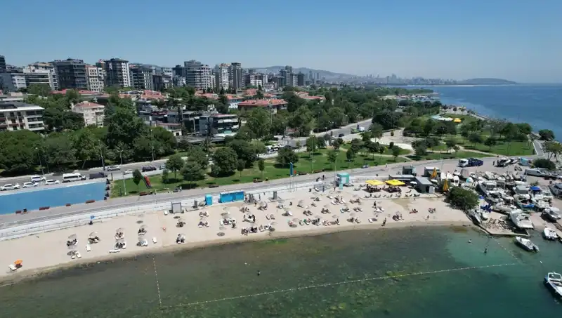 İstanbul'da Sıcak Hava Etkisiyle Caddebostan Sahili Dolup Taştı