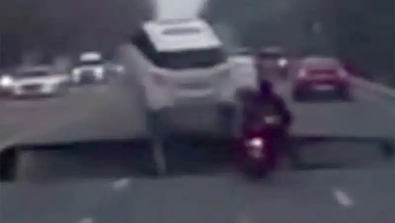 Güney Kore Otoyolunda Oluşan Dev Çukur, Motosikleti Yuttu ve Kazalara Neden Oldu