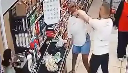 Markette Şok Olay: Çocuğunun Önünde Kadına Saldıran Adam İhbar Edildi