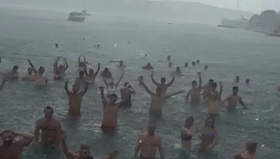 İstanbul Bebek'te Yağmura Rağmen Kalabalık Denize Girdi