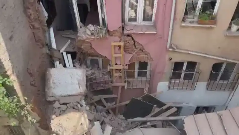 İstanbul’da Üç Katlı Binanın Balkonu Nasıl Çöktü? Olayın Gözlemlenen Sebepleri