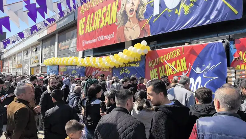 Bursa’da İndirim Çılgınlığı: Alışveriş Tutkunları Bir Araya Geldi!