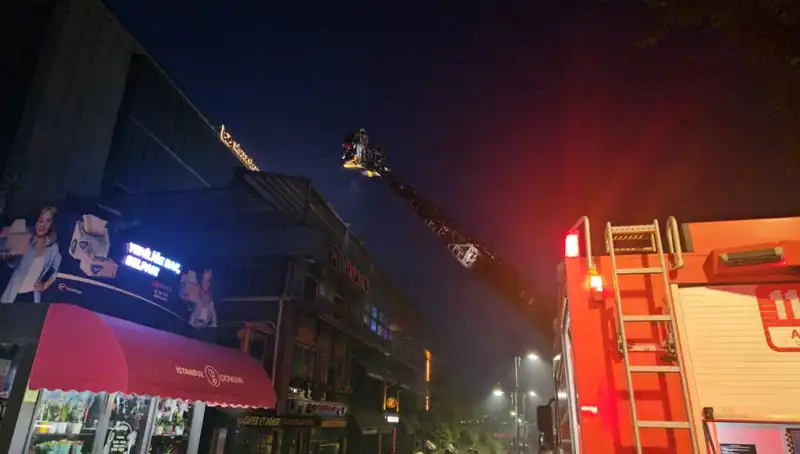 Beşiktaş'ta Yangın Panik Yarattı: Üç Katlı Restoran Alev Alev Yandı