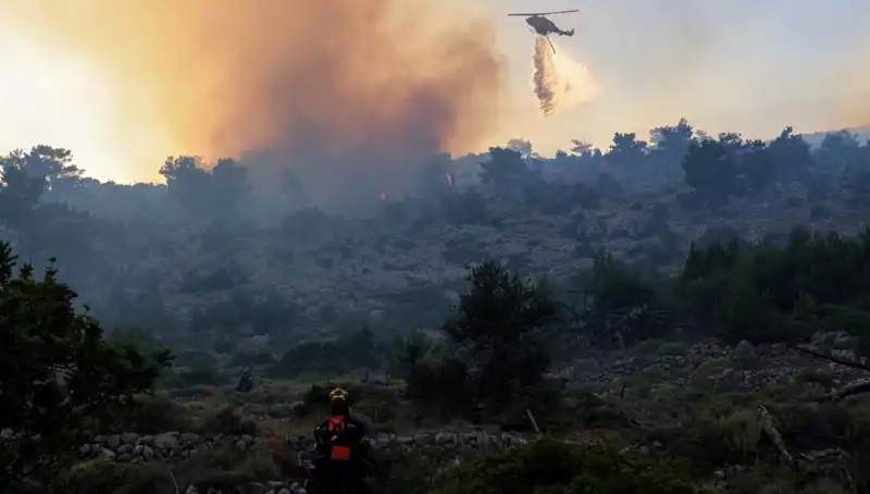 Eğriboz Adası'nda Yangın Alarmı: İki Köy Tahliye Edildi!