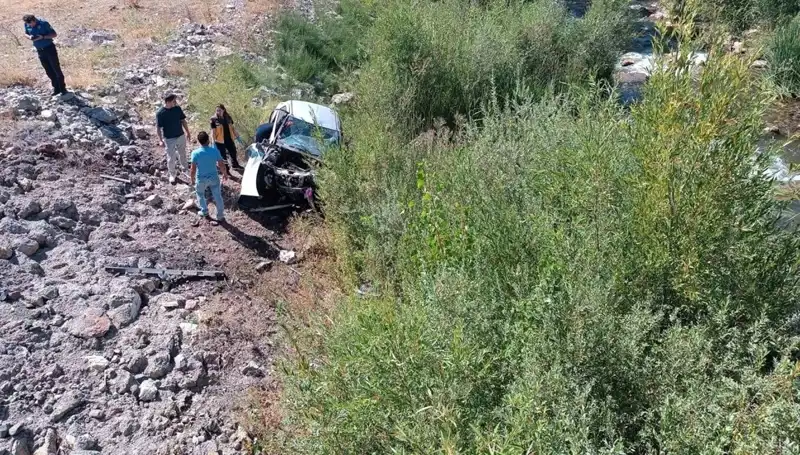 Sivas’ta Otomobil Kazası: Dere Yatağına Uçan Araçta İki Kayıp