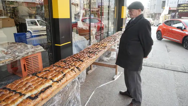 Pide Ustalarının Rekoru: 7 Metrelik Dev Pide İki Saatte Hazırlandı!