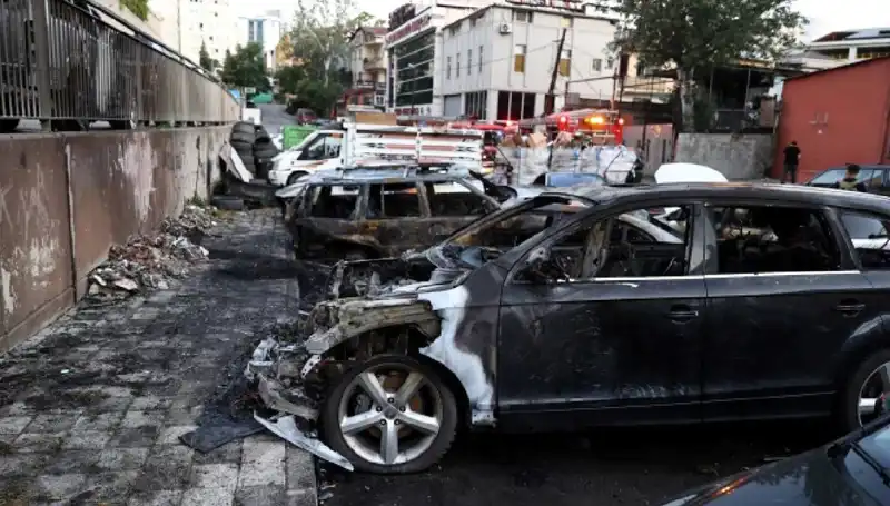 Sanayi Alanında Yangın: Tamir Bekleyen Araçlar Alev Alev Yandı